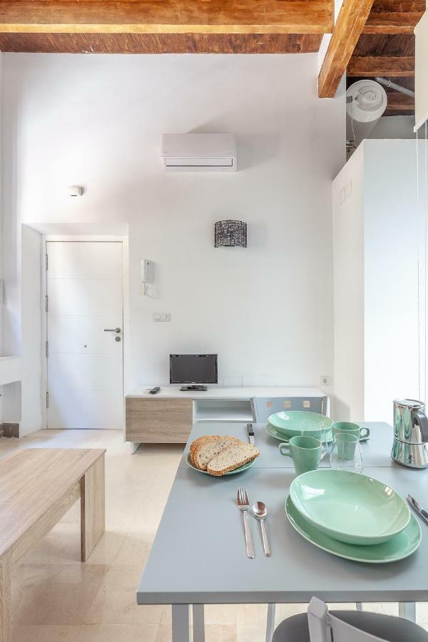 Pasaje De Amores Der - Descanso En Casa Y Vida Cultural Y Monumentos 4 Px Apartment Sevilla
