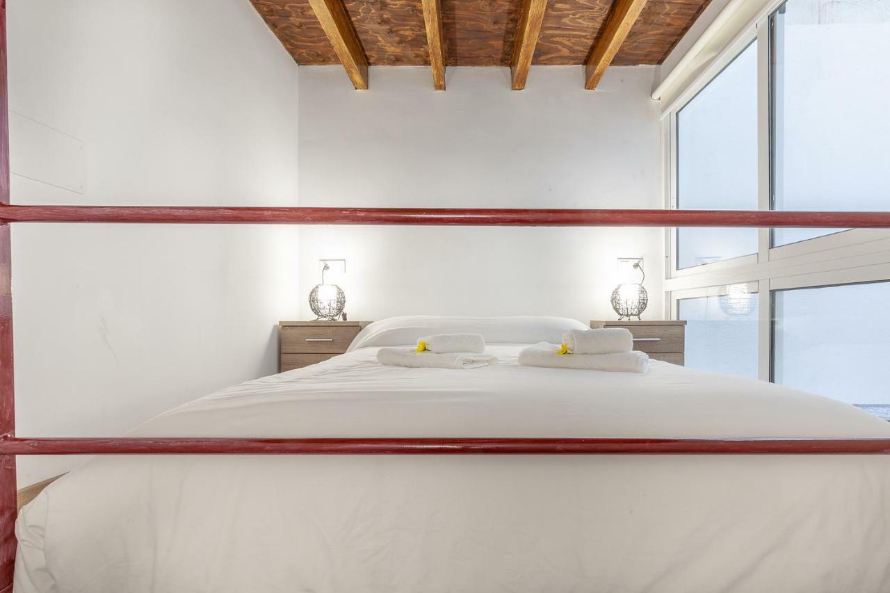 Pasaje De Amores Der - Descanso En Casa Y Vida Cultural Y Monumentos 4 Px * Sevilla